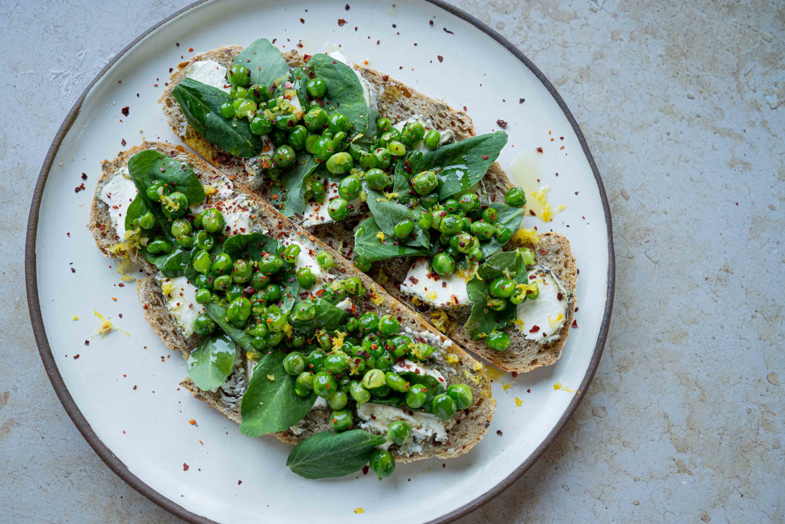 Tartine petits pois, chèvre et citron