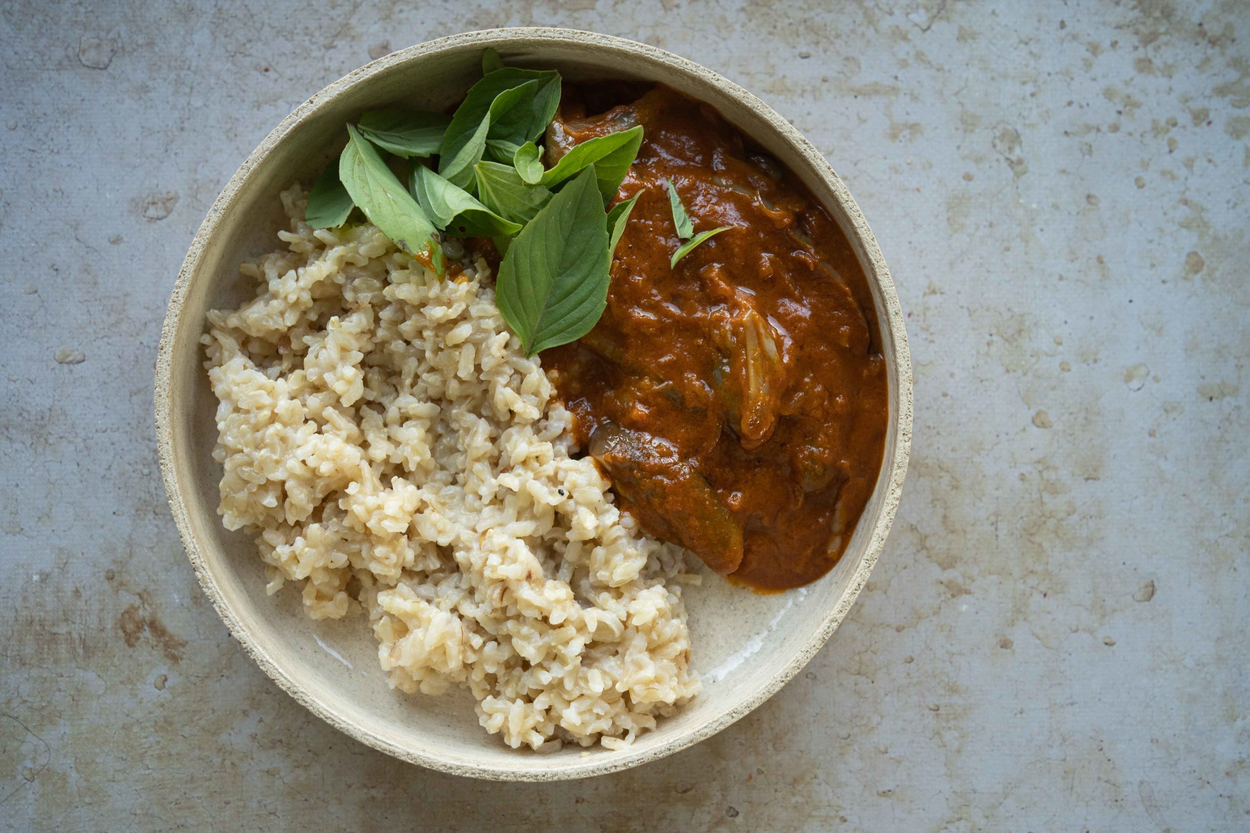 Curry aubergines et basilic thaï