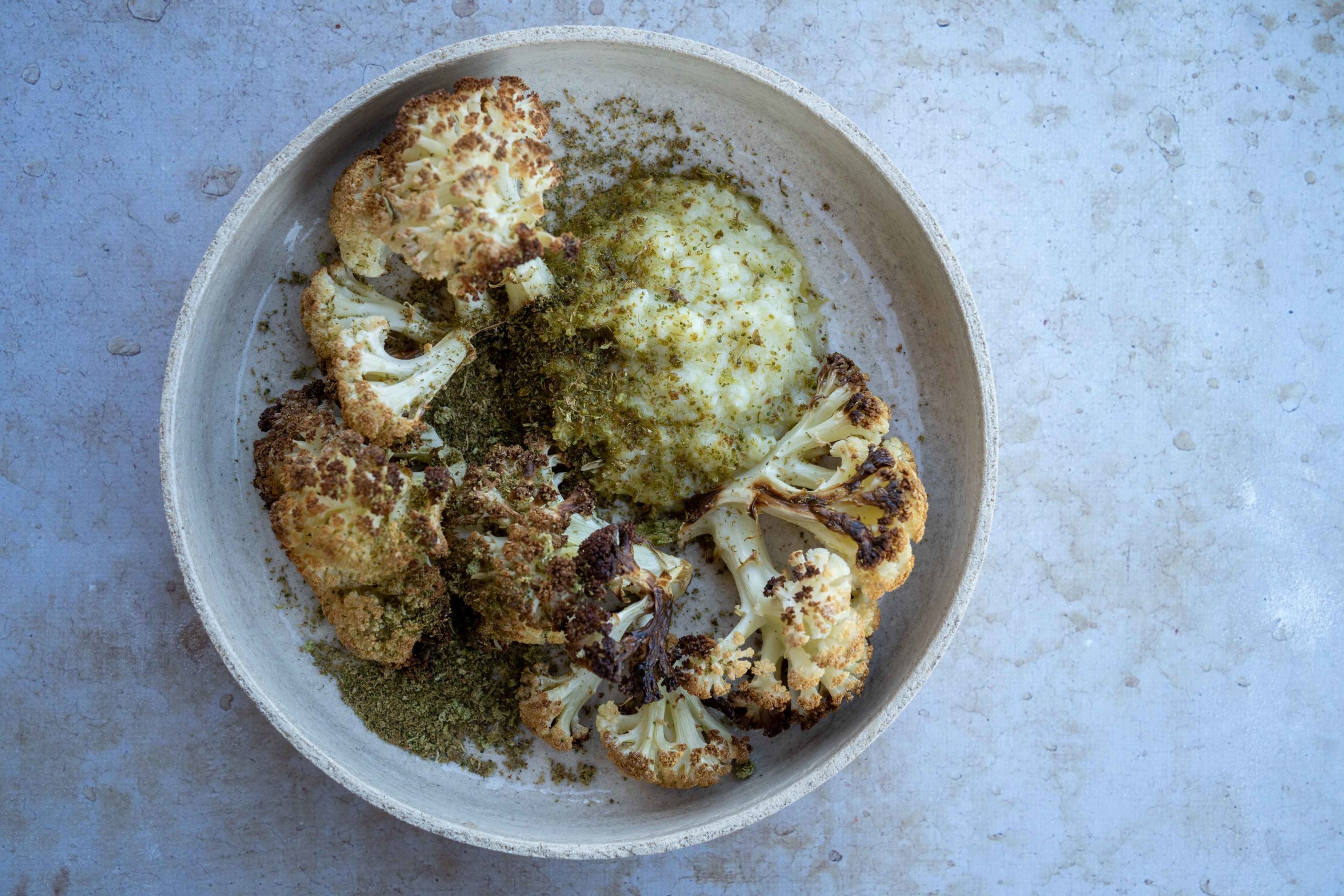 Chou-fleur rôti, ailloli végétal et poudre de brocoli