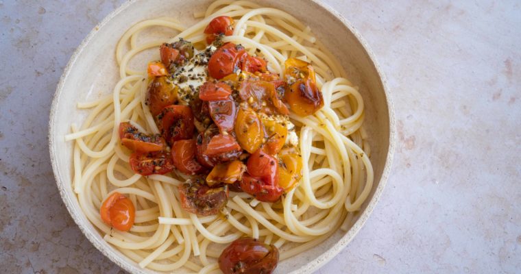 Spaghetti tomates cerises et feta rôties