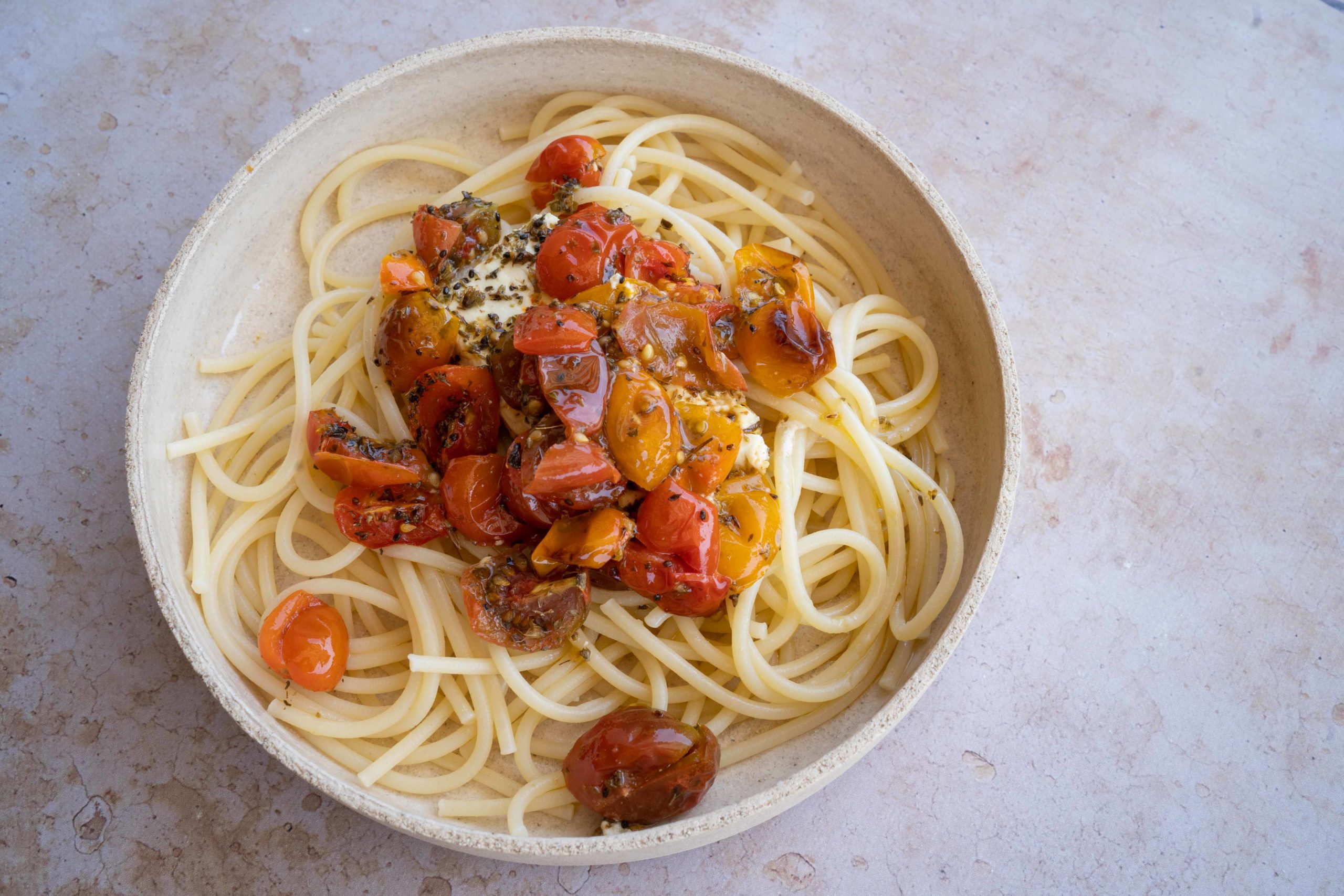 Spaghetti tomates cerises et feta rôties