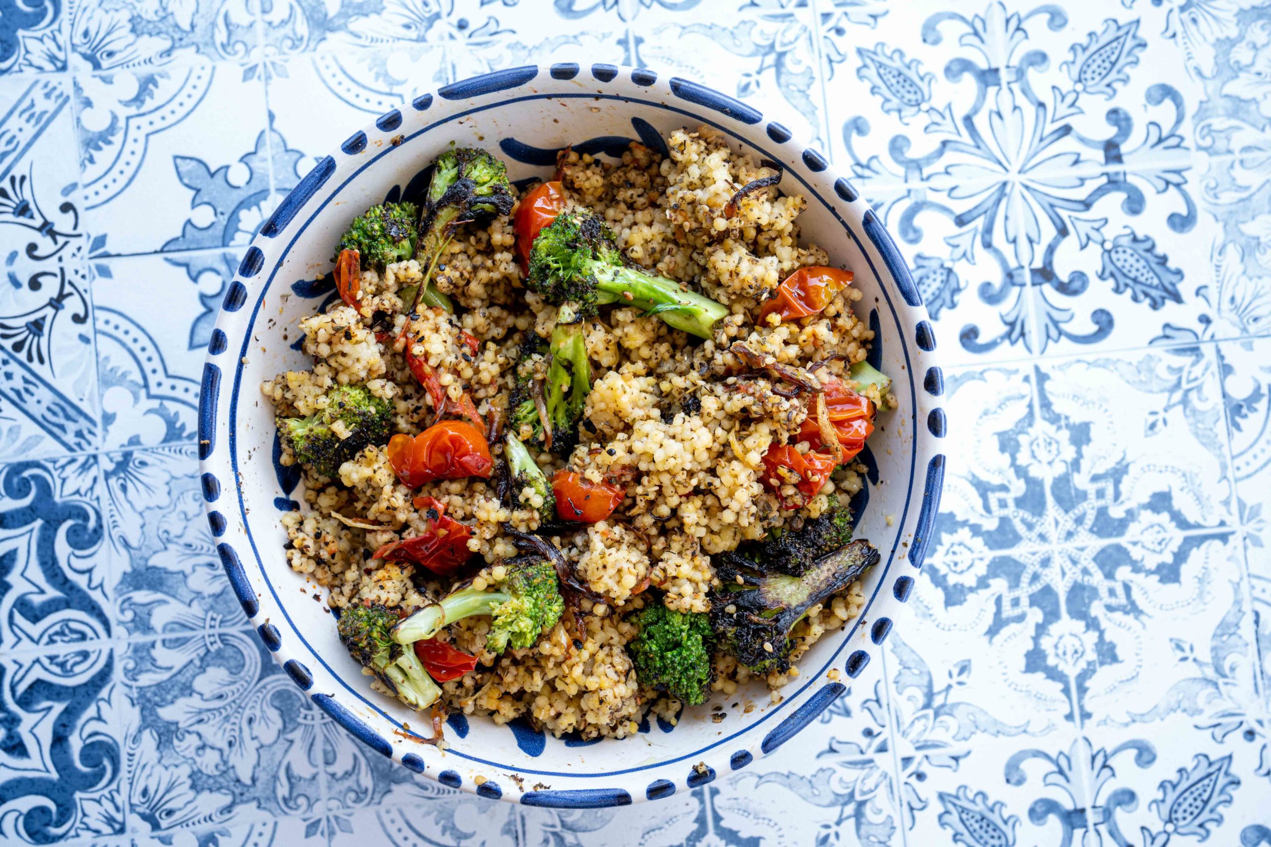 Couscous, brocolis grillés, tomates confites et zaatar