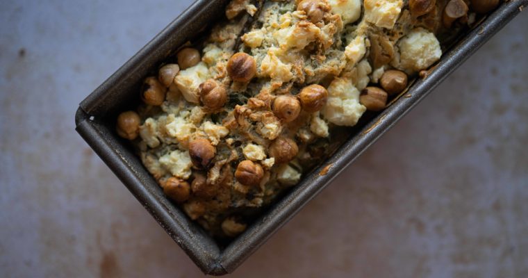 Cake fanes, feta et noisettes