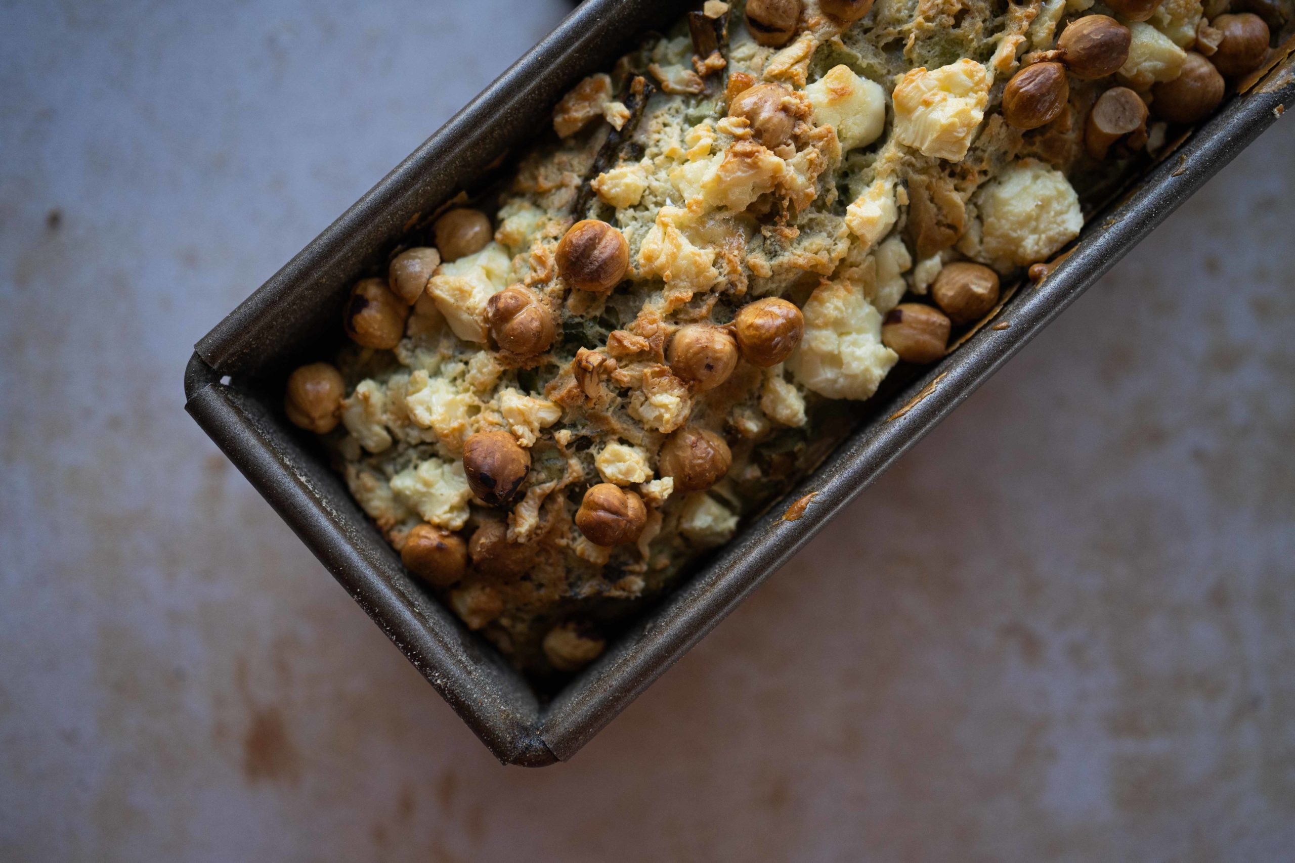 Cake fanes, feta et noisettes