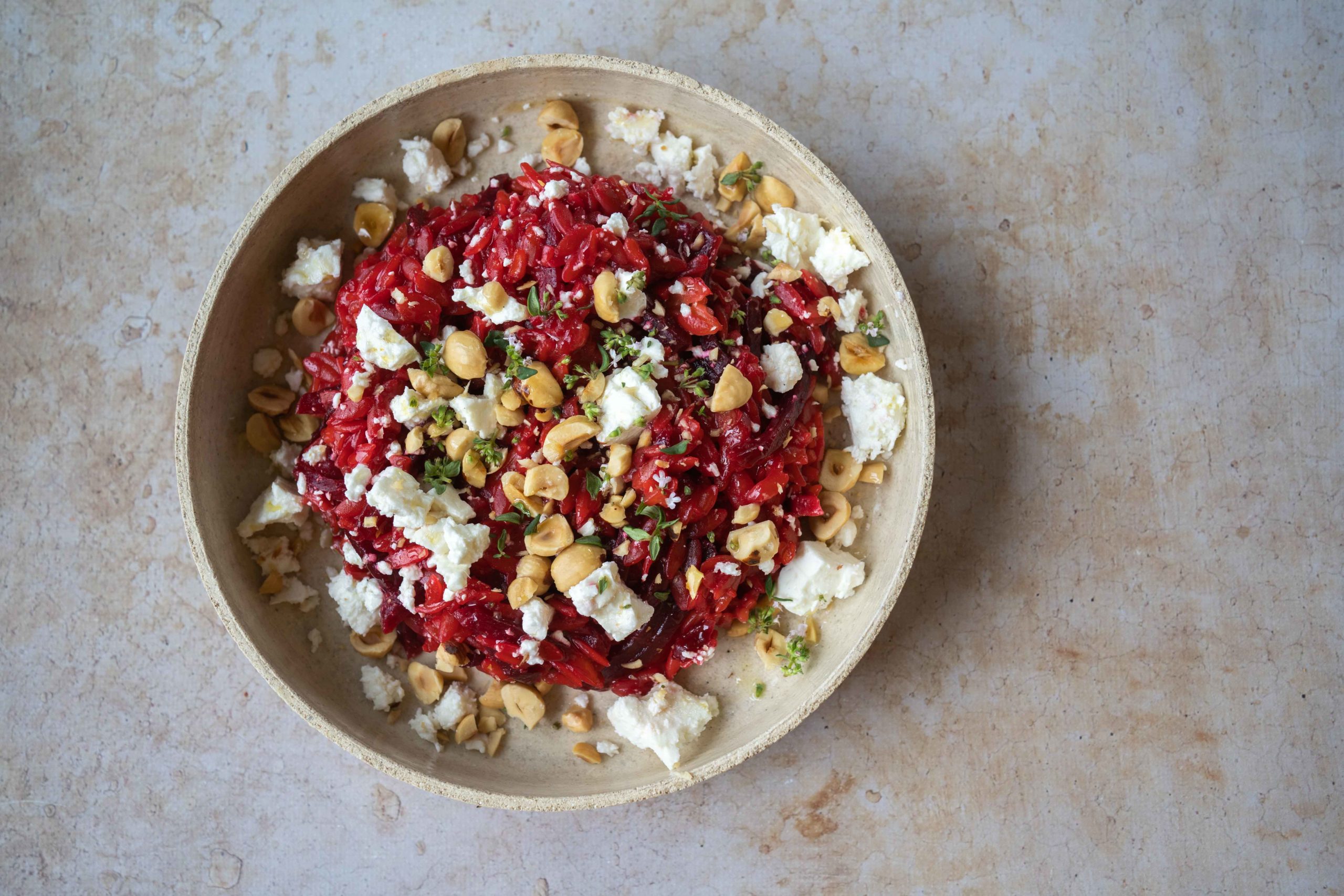 Orzo, betteraves, feta, noisettes et thym