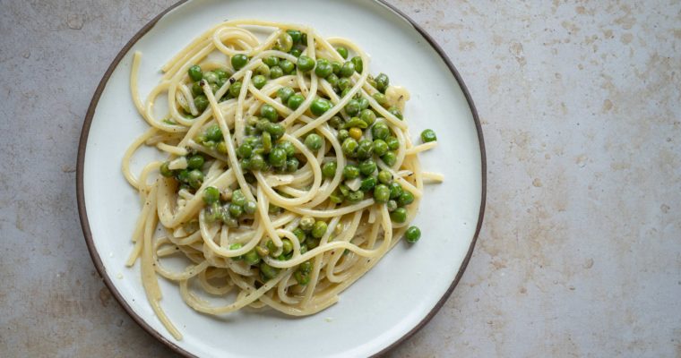 Spaghetti alla carbonara con piselli