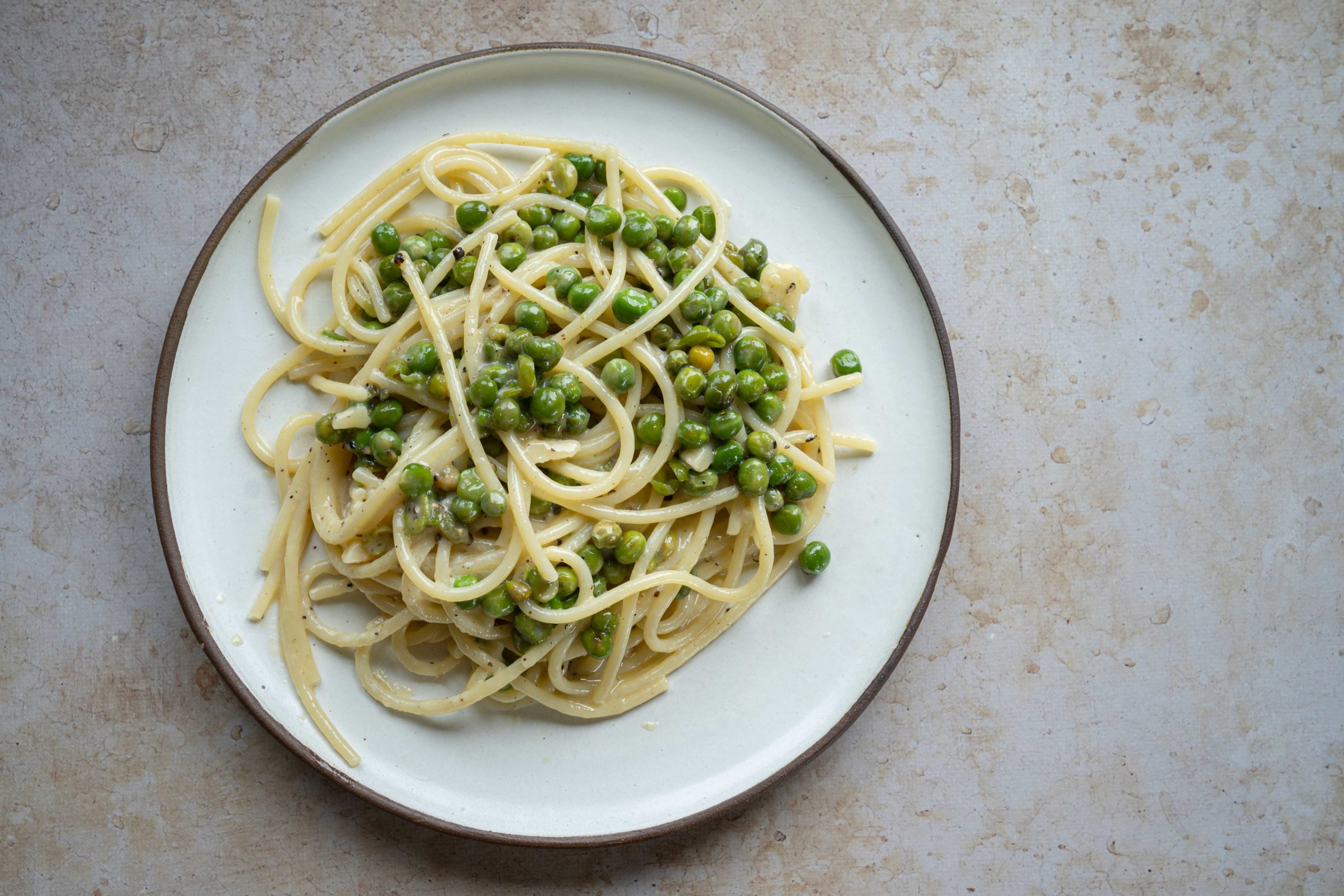 Spaghetti alla carbonara con piselli