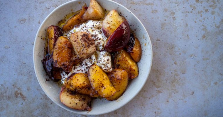 Nectarines grillées, burrata et sumac