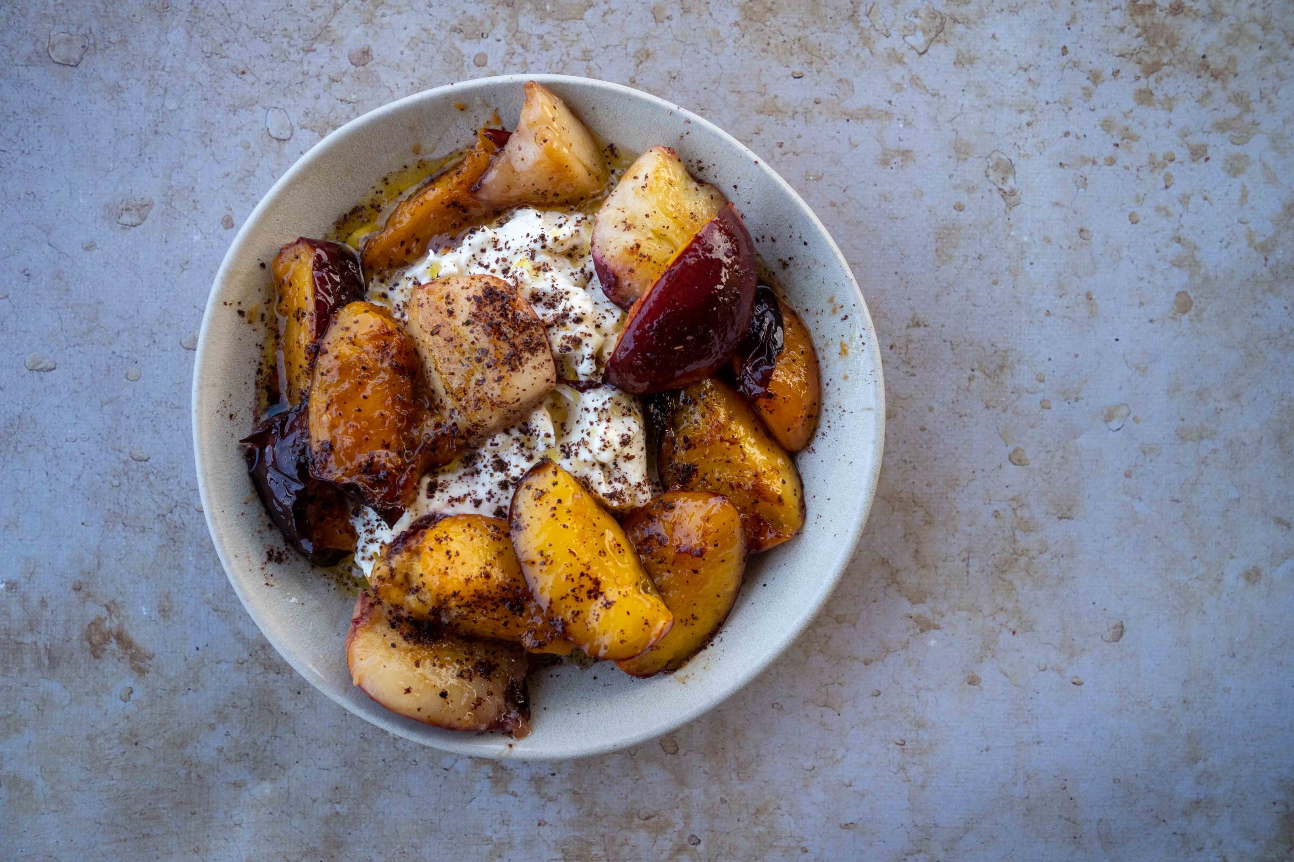 Nectarines grillées, burrata et sumac