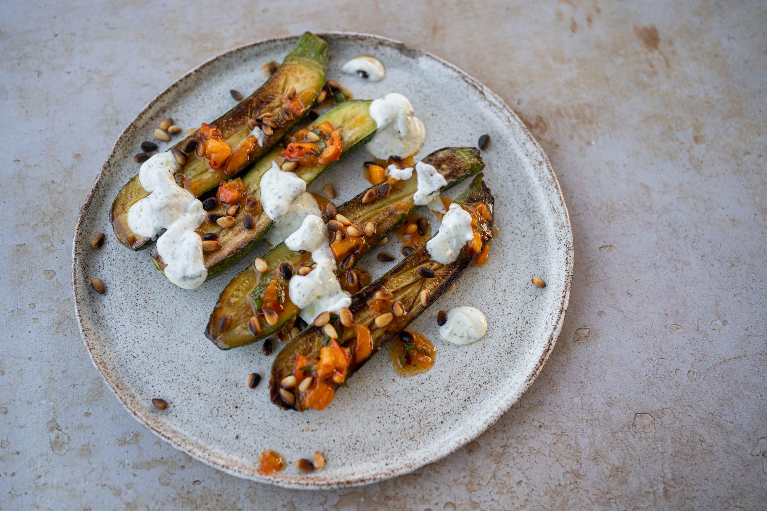 Courgettes, abricots et pignons