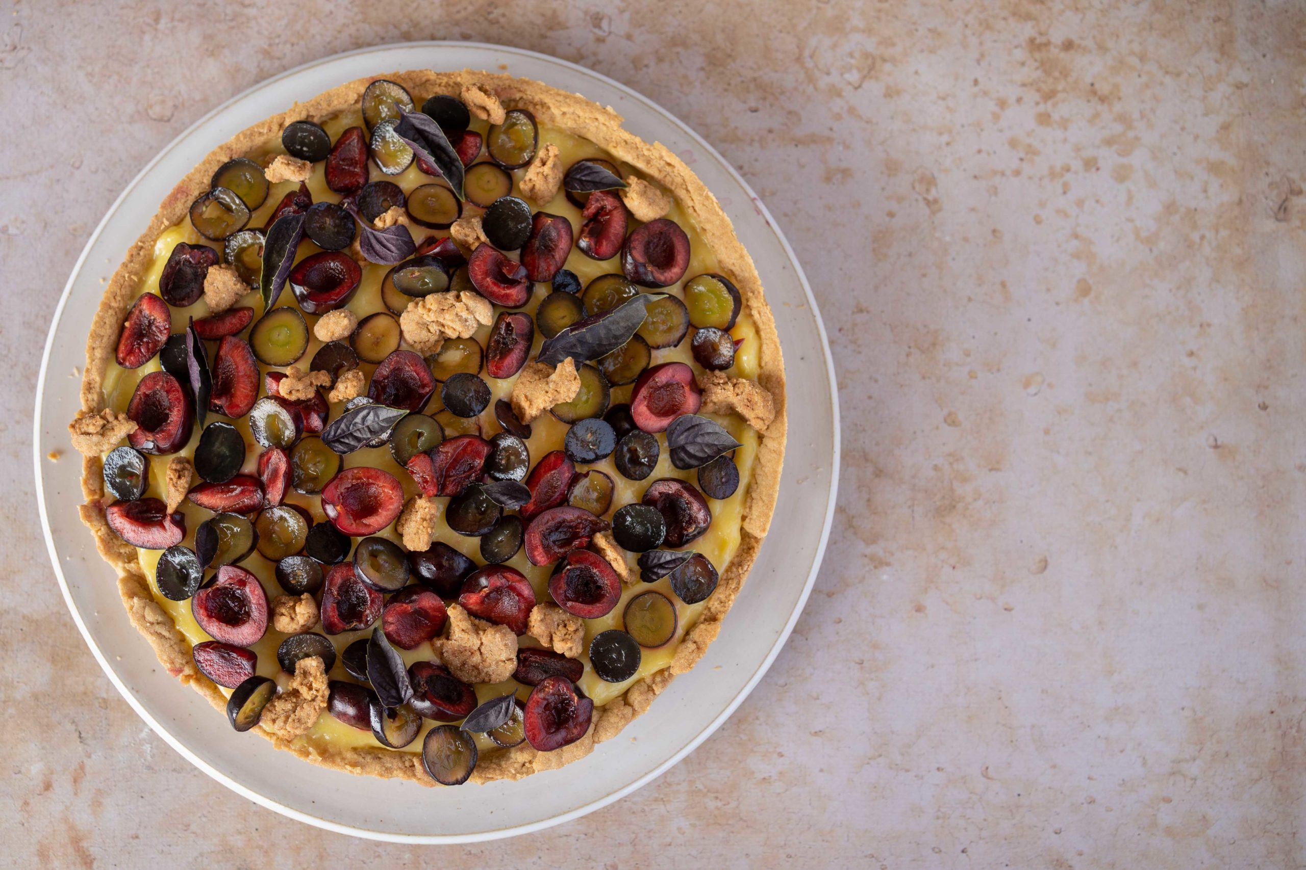 Tarte citron, cerises et raisins