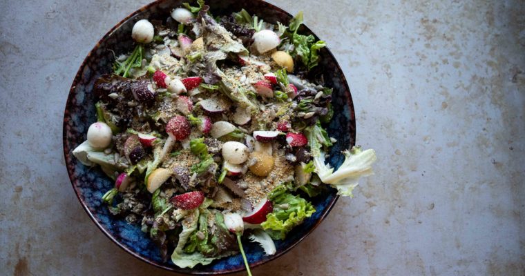 Salade, radis et vinaigrette au citron