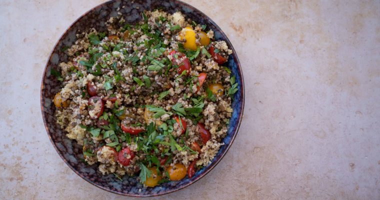 Quinoa, lentilles, tomates cerises et sumac