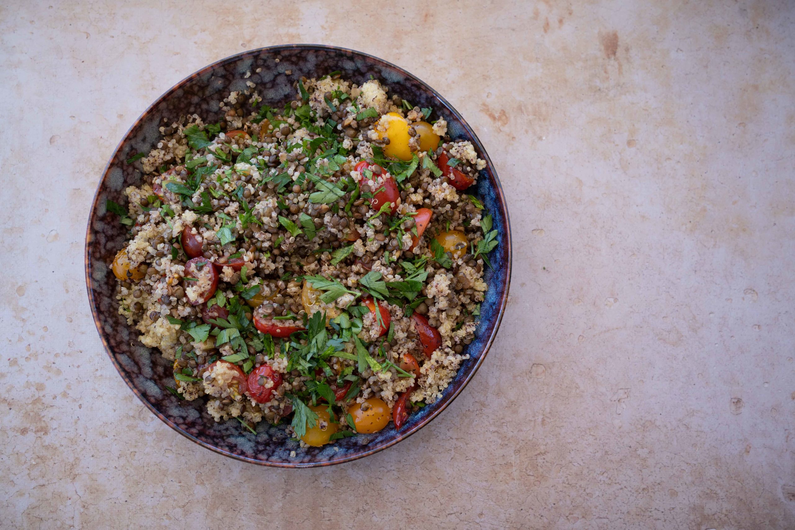 Quinoa, lentilles, tomates cerises et sumac