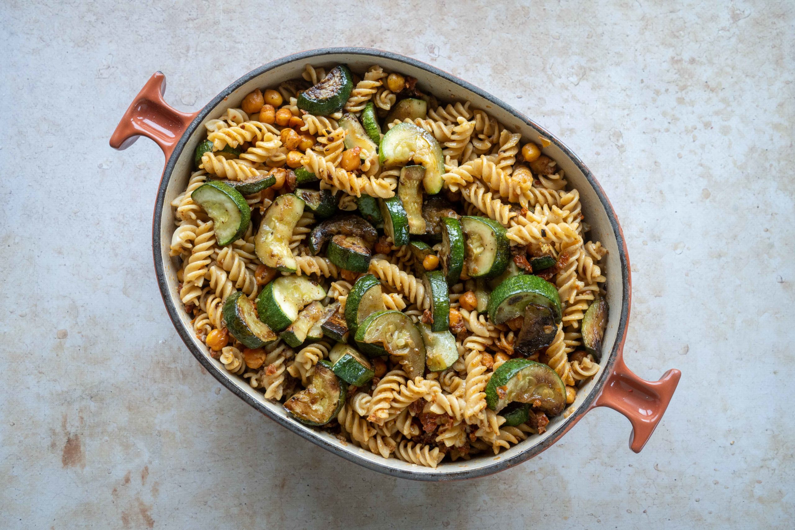 Fusilli, pois chiches grillés et tomates séchées