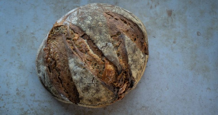 Pain morbier, câpres et amandes