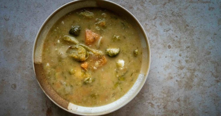 Soupe de choux de Bruxelles et patates douces, mixée partiellement