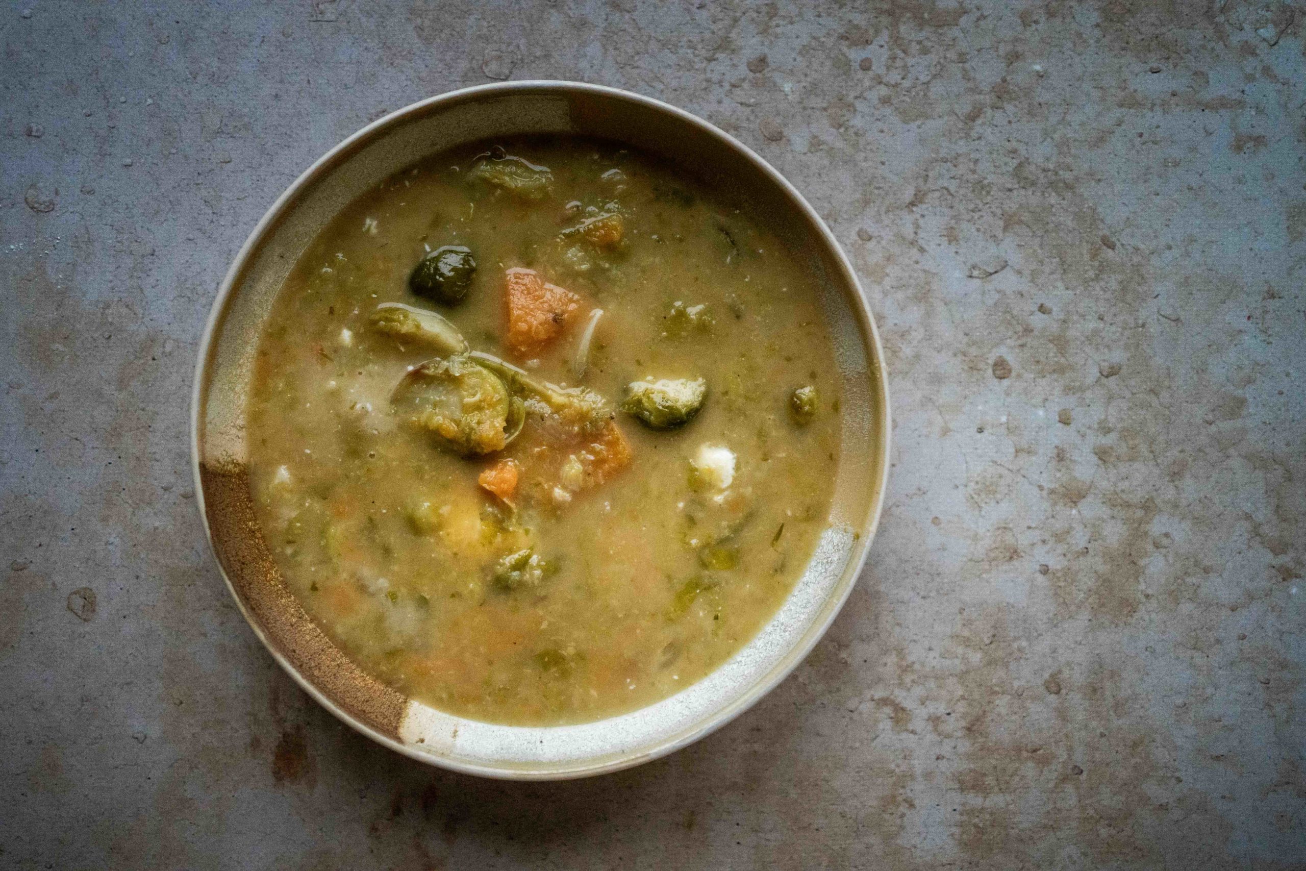 Soupe de choux de Bruxelles et patates douces, mixée partiellement