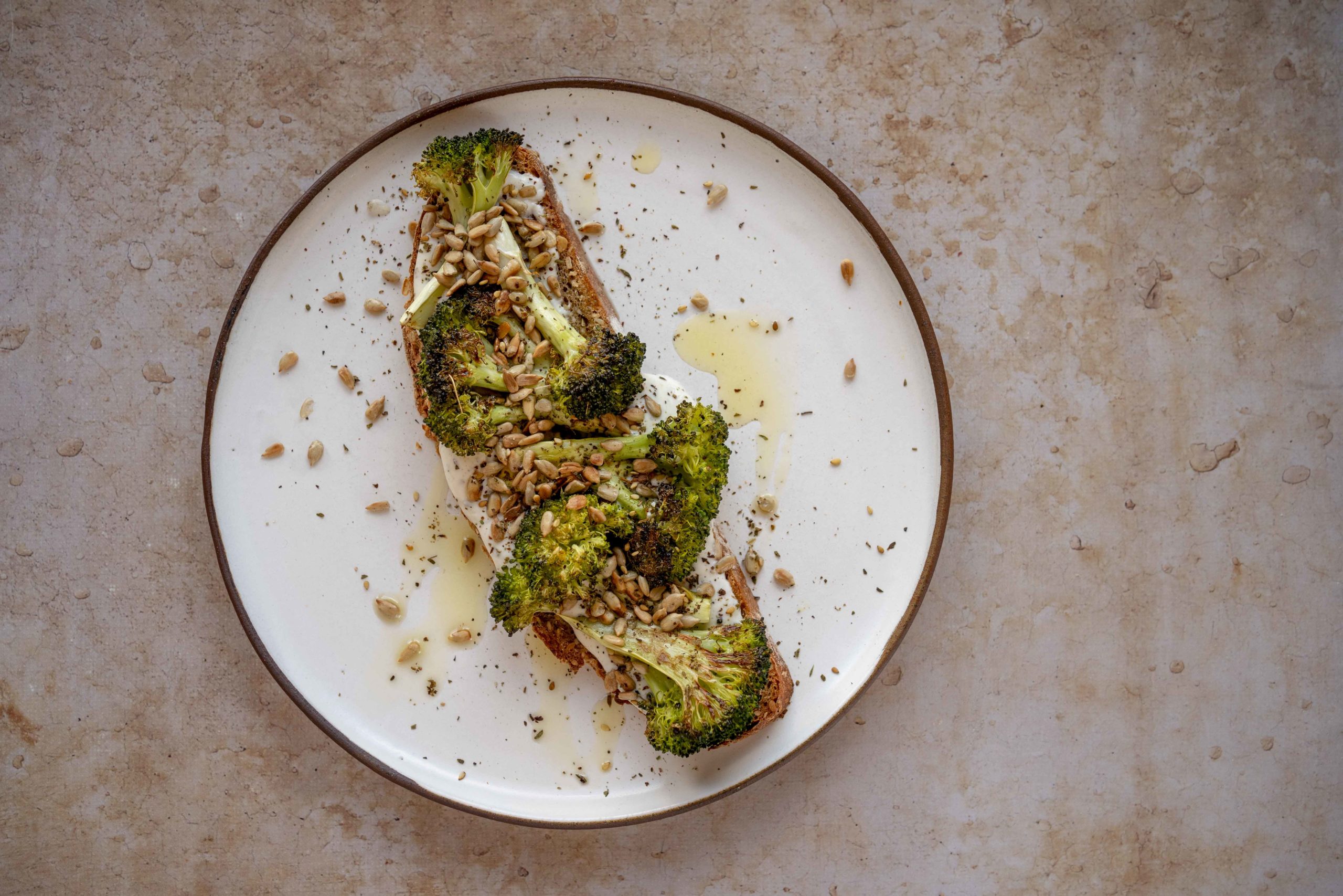 Tartine brocoli, zaatar et tournesol