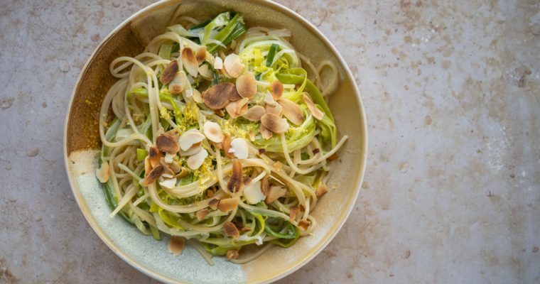 Spaghetti-poireaux en duo, gorgonzola et amandes