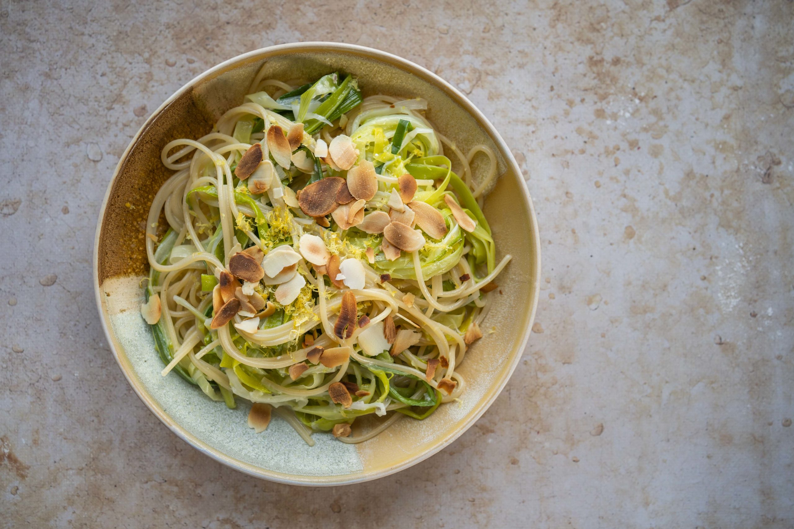Spaghetti-poireaux en duo, gorgonzola et amandes