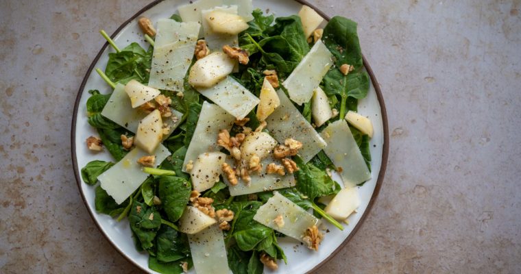 Pousses d’épinards, poire, pecorino et noix