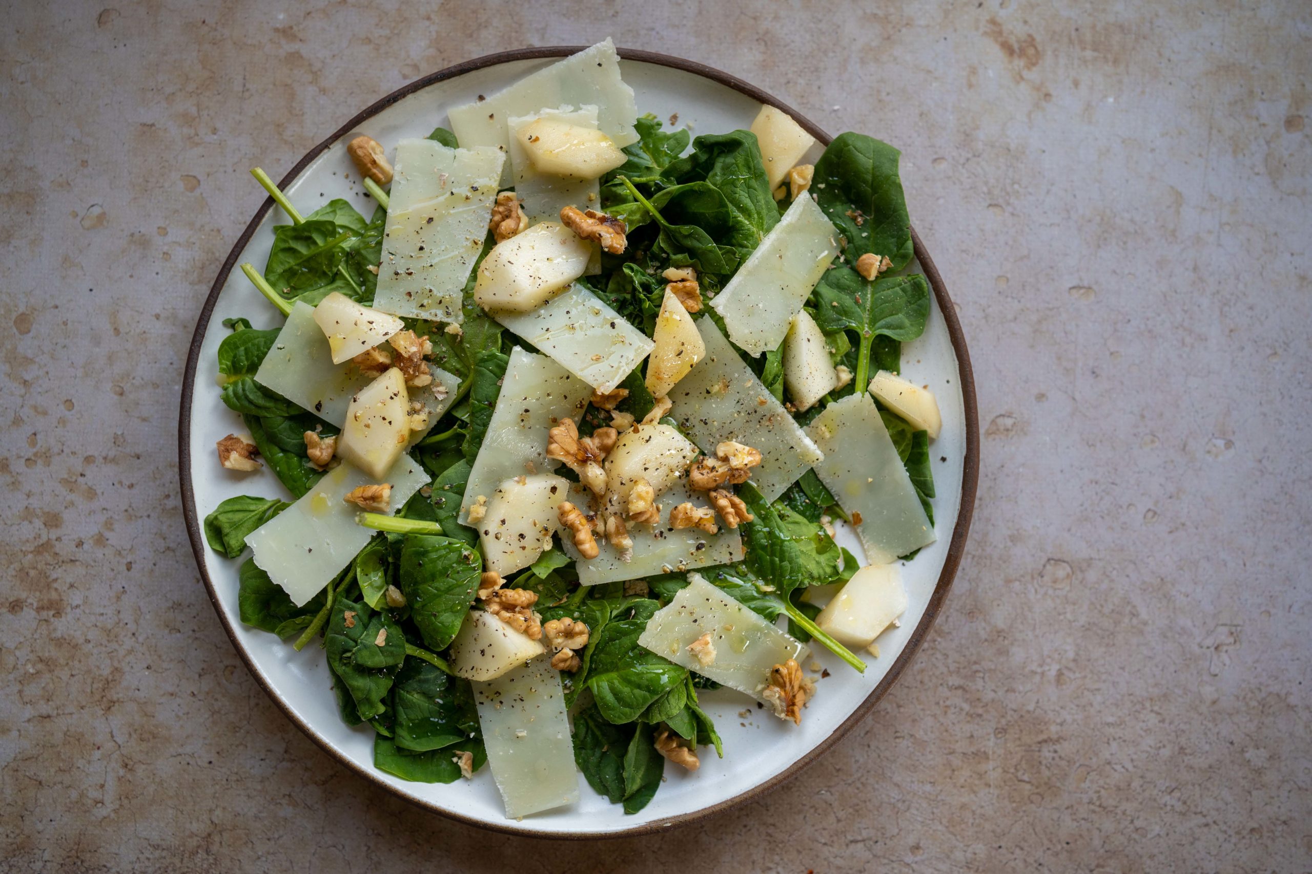 Pousses d’épinards, poire, pecorino et noix