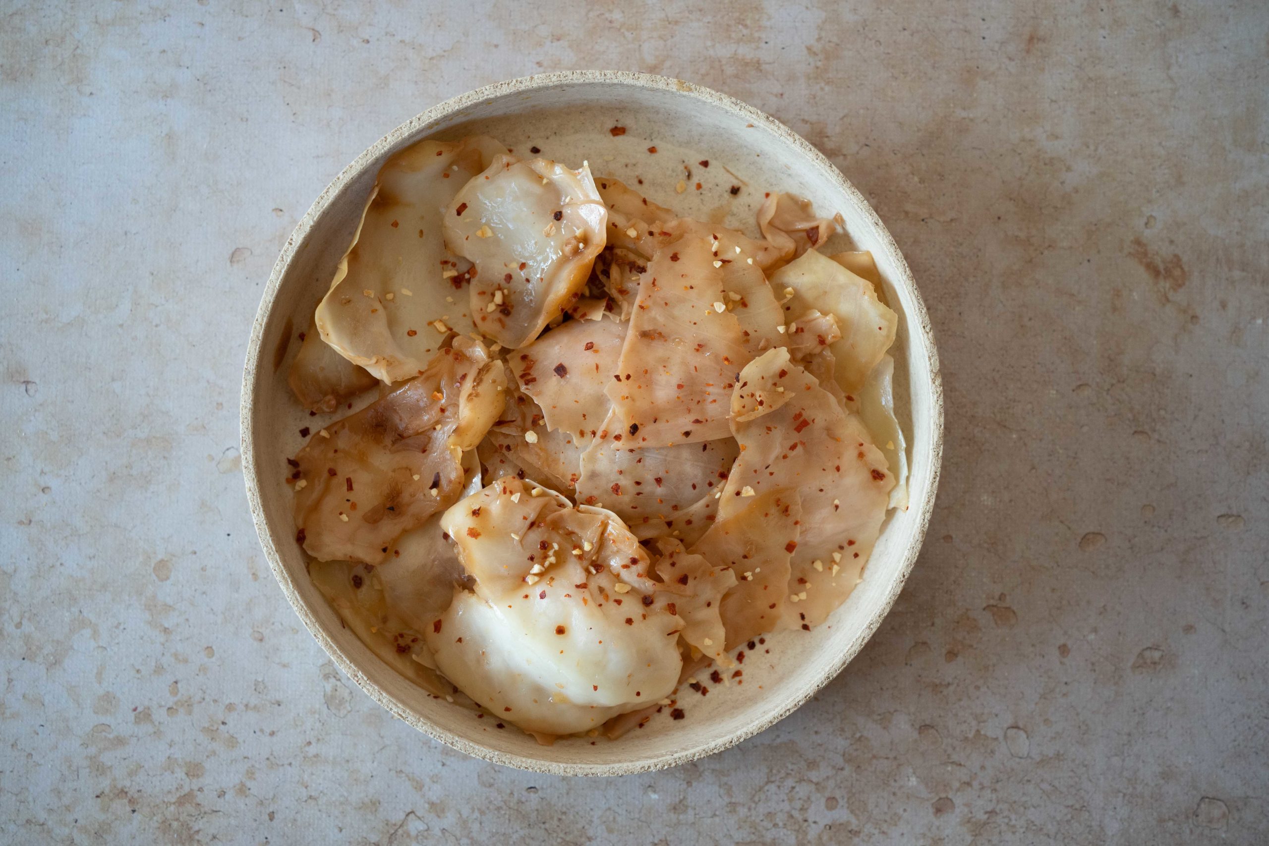 Chou blanc sauté à l’ail, au piment et au gingembre