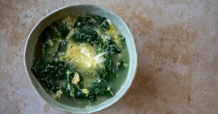 Bouillon œufs et légumes-feuilles