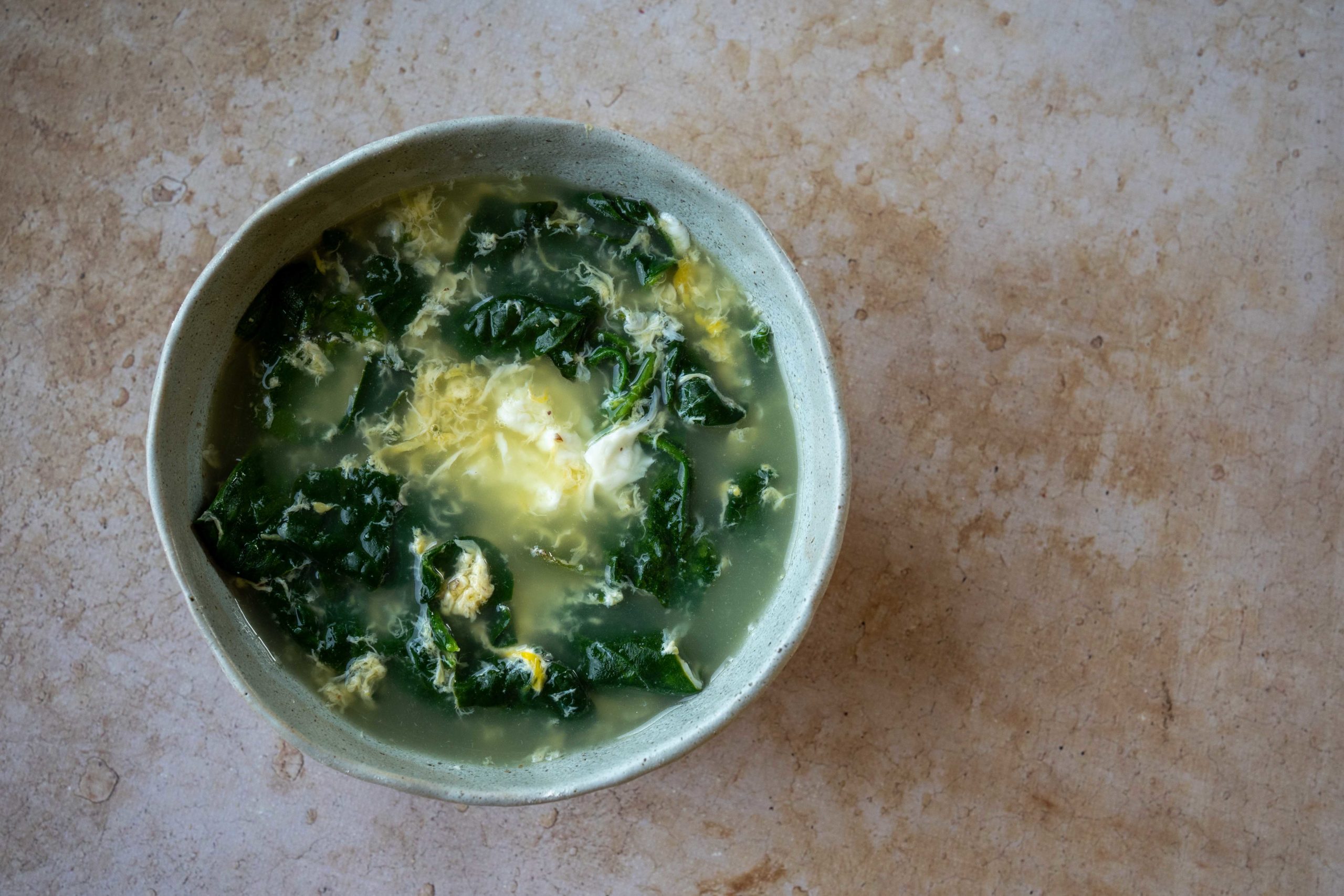 Bouillon œufs et légumes-feuilles