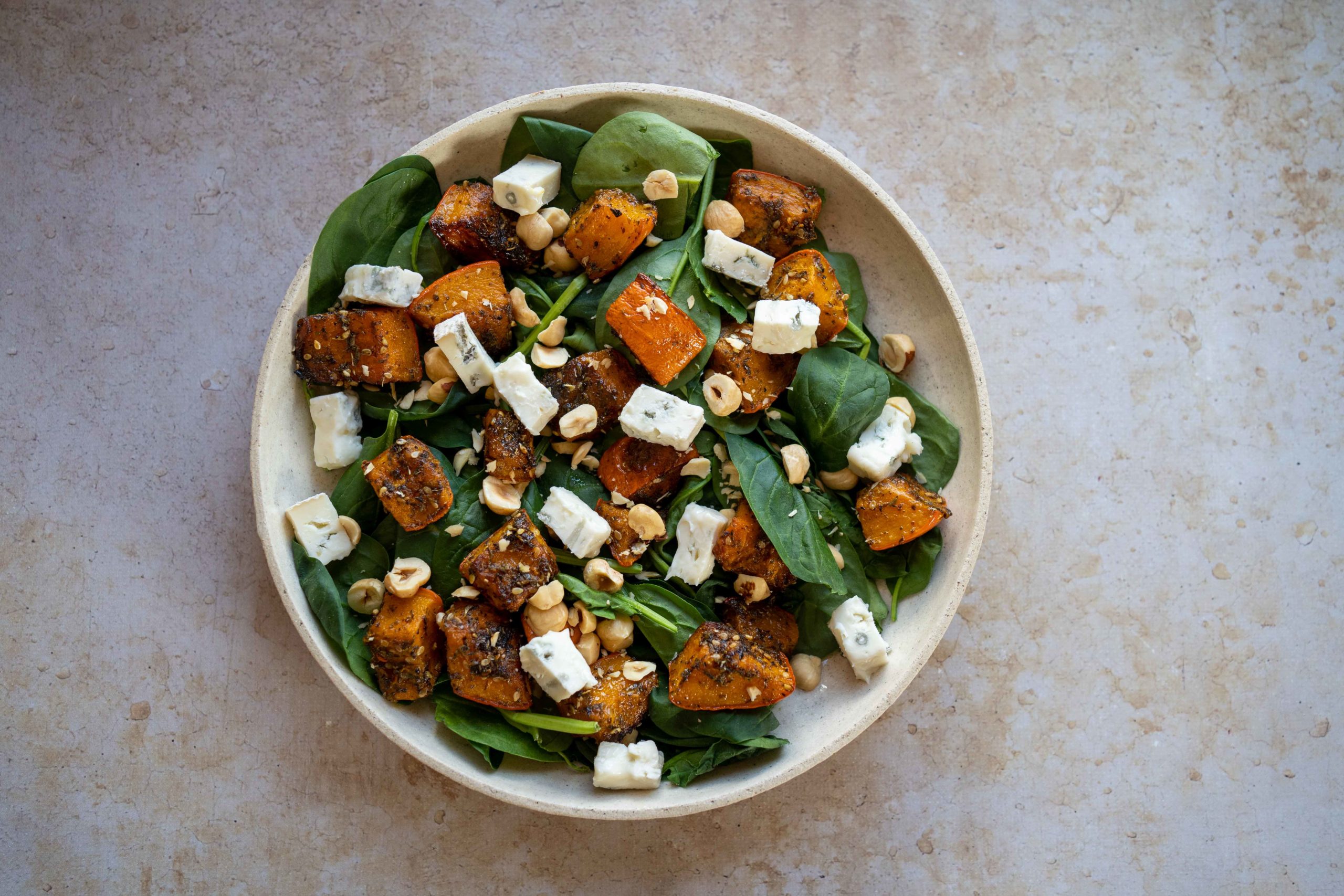 Potimarron rôti au zaatar, bleu, pousses d’épinards et noisettes