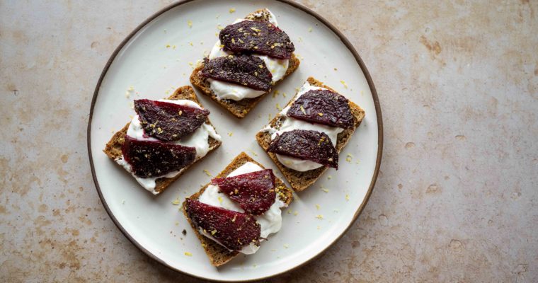 Tartine pain noir, chèvre et betteraves