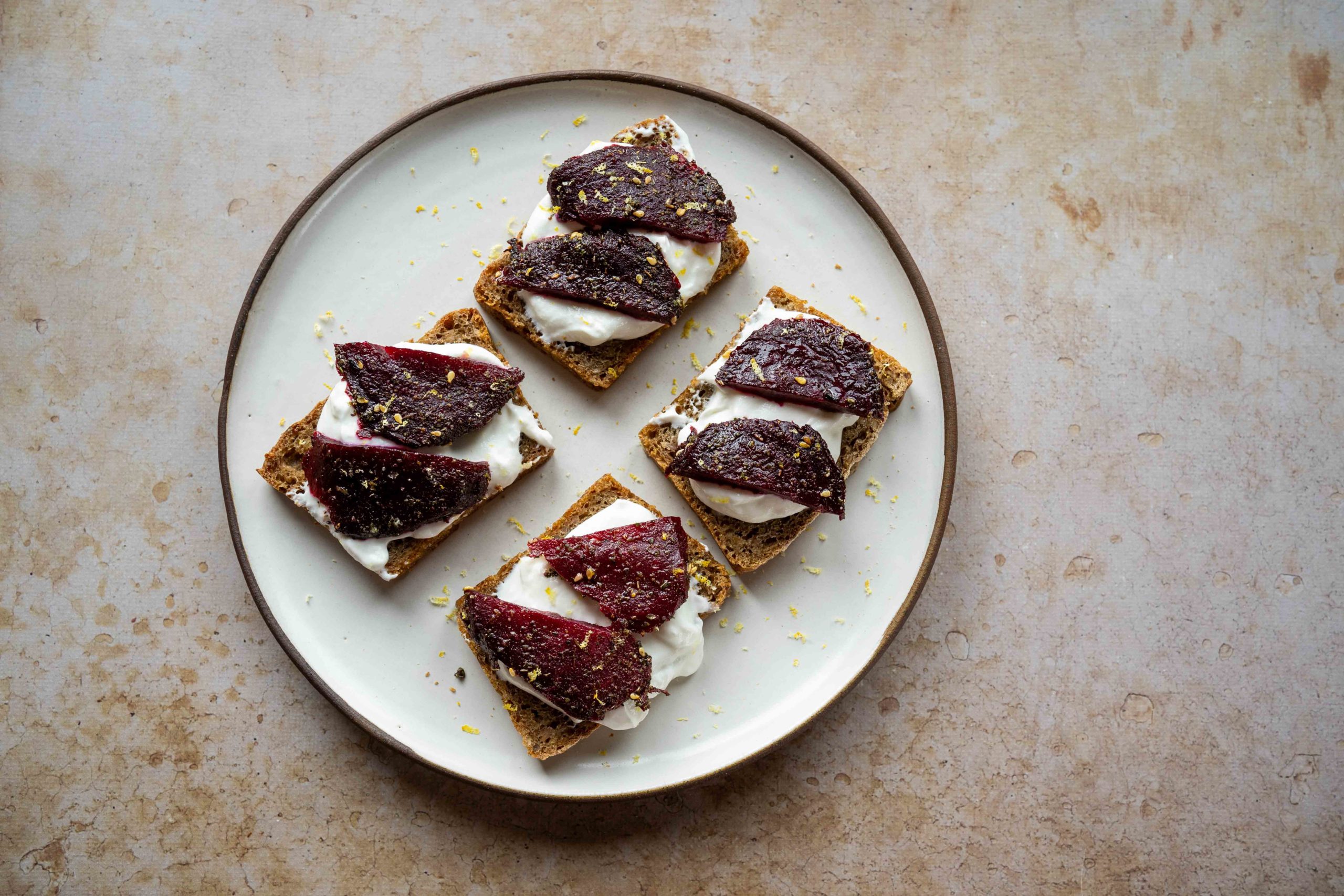 Tartine pain noir, chèvre et betteraves