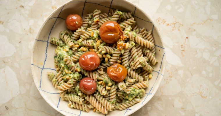 Fusilli d’épeautre, pesto de feuilles de moutarde et pignons