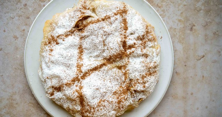 Pastilla au poulet et aux amandes