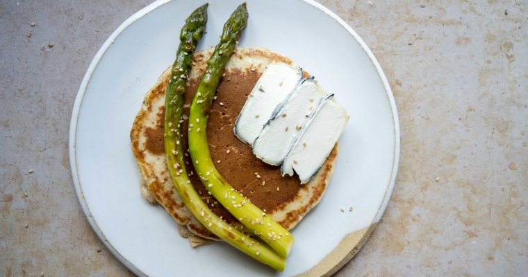 Pancakes au sésame, asperges et chèvre